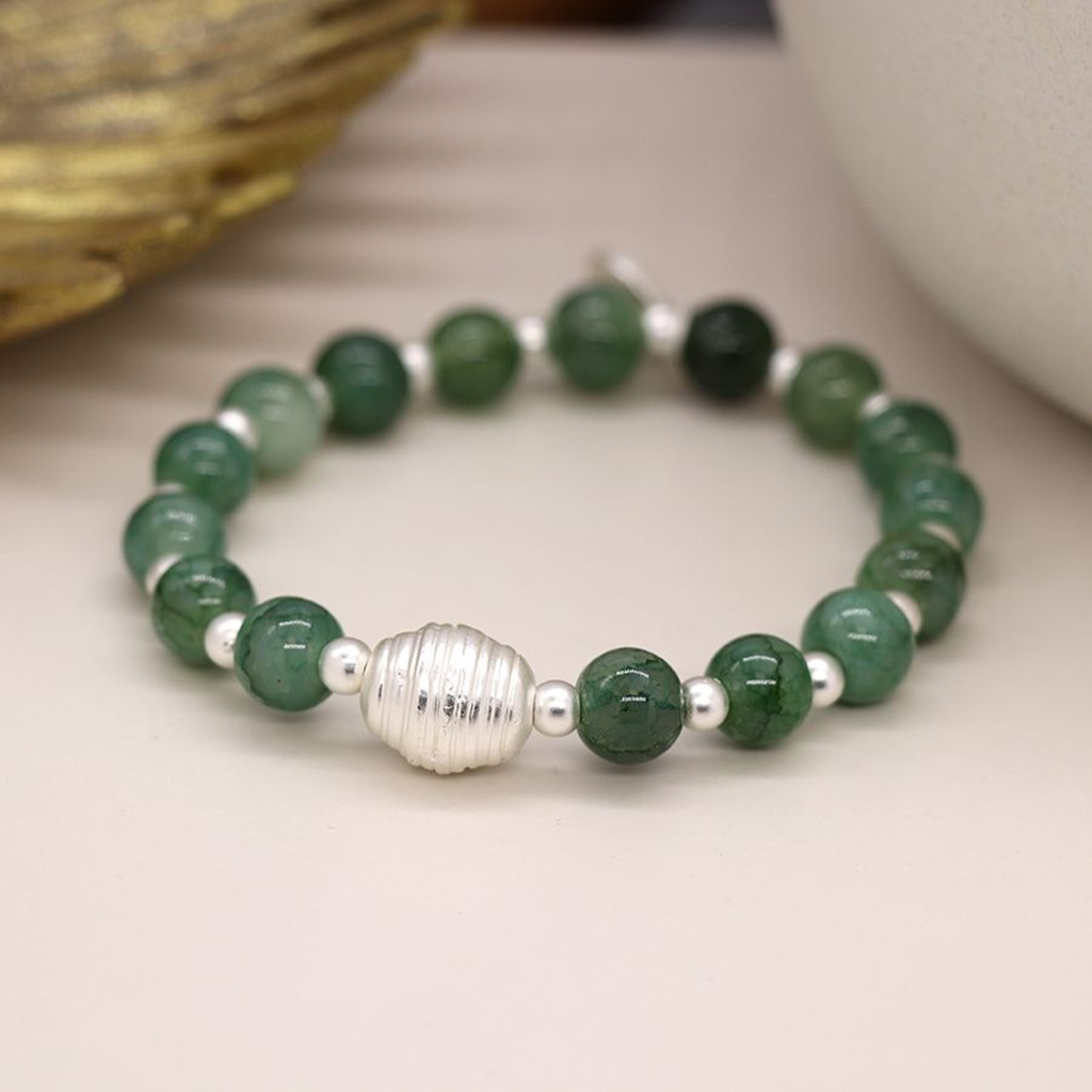 Bracelet de perles plaquées vert et argent avec perle rainurée en argent