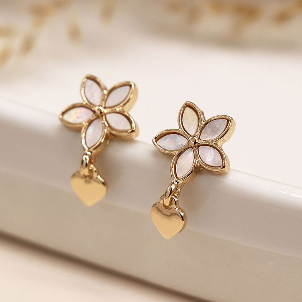 Boucles d'oreilles à tige en forme de cœur et de fleurs en faux doré