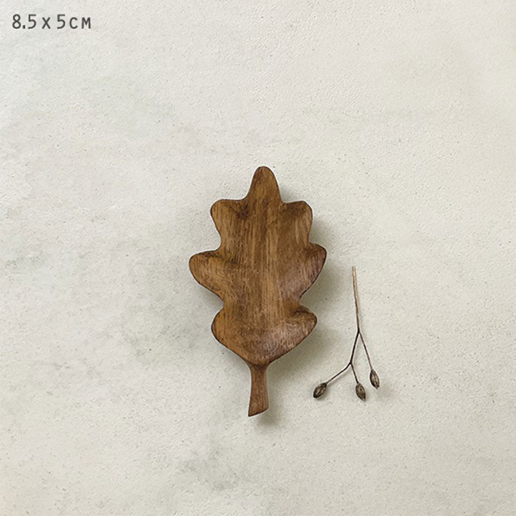 Kleine flache Schale aus Eichenholz