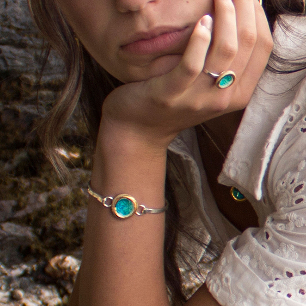 Round-Emerald-Turquoise-Lagoon-Silver-Plated-Bangle – Insideout