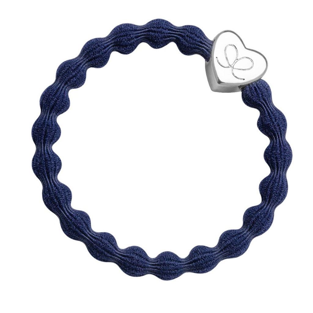 Bracelet élastique coeur argenté sur bleu marine