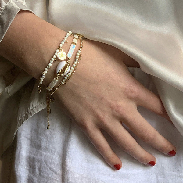 Serasa Charm-Armband in Gold und Weiß