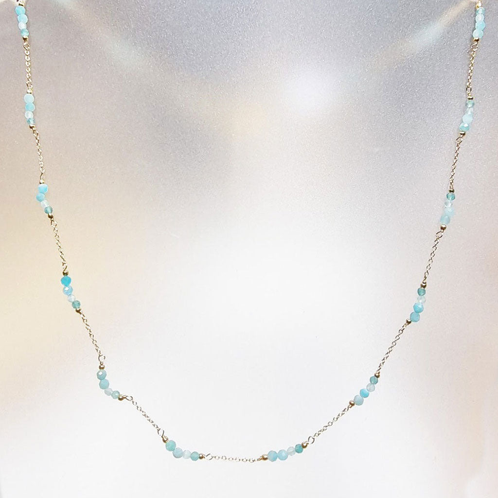 Handgefertigte Perlenkette in Türkis