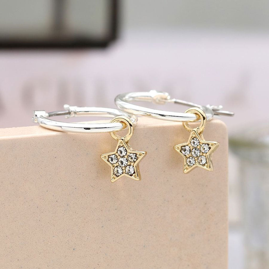 Boucles d'oreilles créoles plaquées argent avec étoiles dorées serties de cristaux