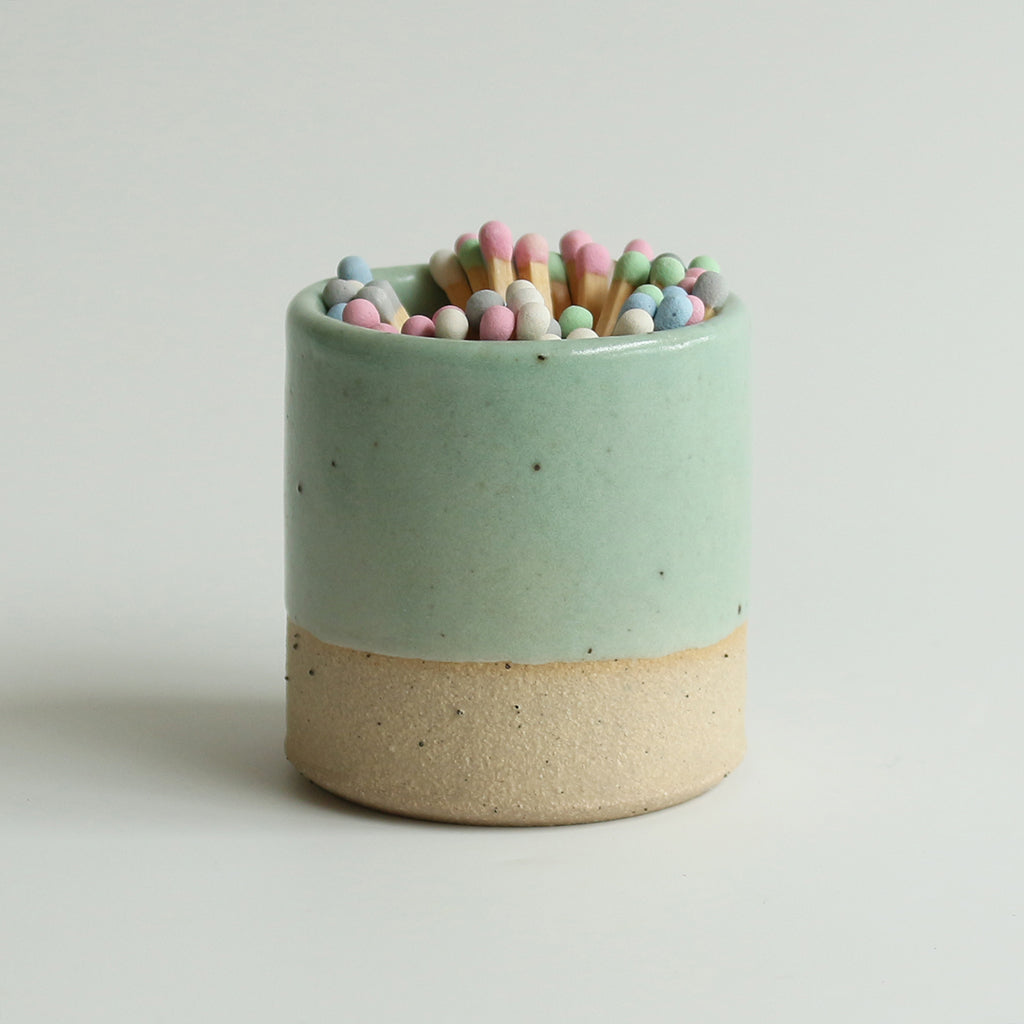 Match Striker Pot mit Streichhölzern aus der Mint Green Stone-Serie von Habulous Ceramics