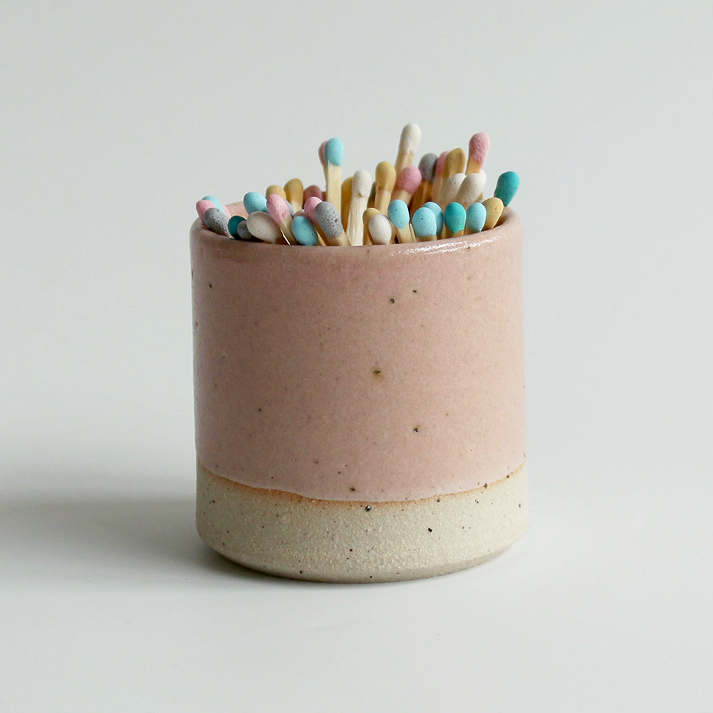 Match Striker Pot mit Streichhölzern in der Pale Pink Stone-Serie von Habulous Ceramics