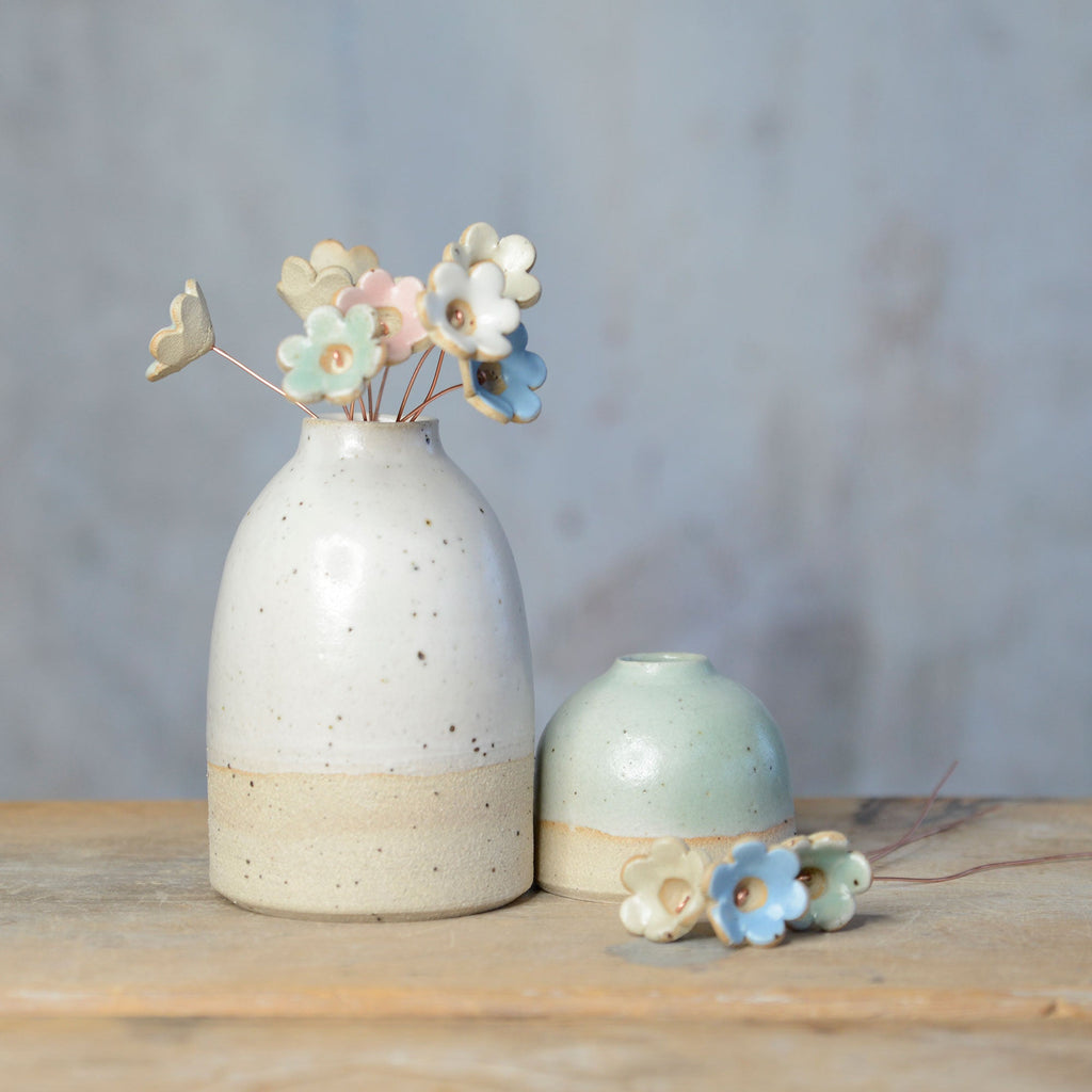 Série de pierres décoratives en céramique avec tiges de boutons floraux par Habulous Ceramics