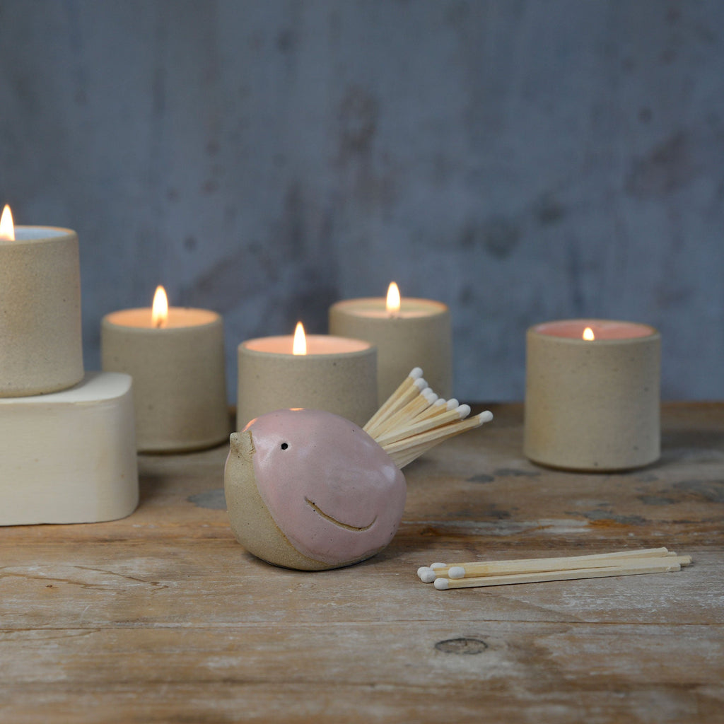 Pot Bird Match Striker en série pierre rose pâle par Habulous Ceramics